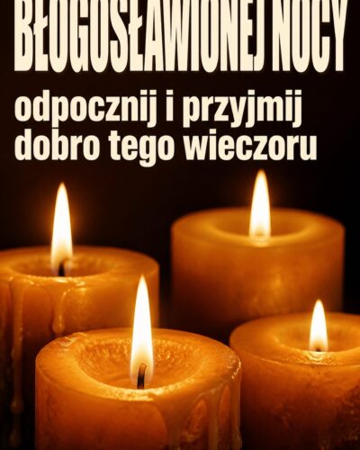 Płonące świece w ciepłym świetle z nagłówkiem „BŁOGOSŁAWIONEJ NOCY” w kremowej bieli.
