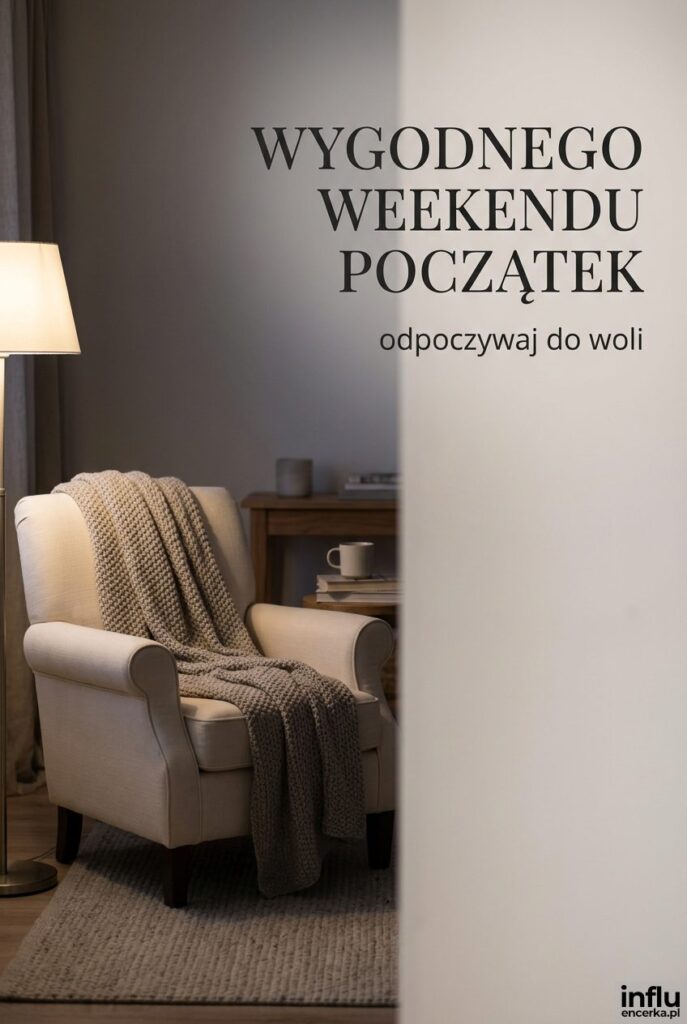 Przytulny fotel z dzianinowym kocem wieczorem oraz relaksujący tekst "Wygodnego weekendu początek".