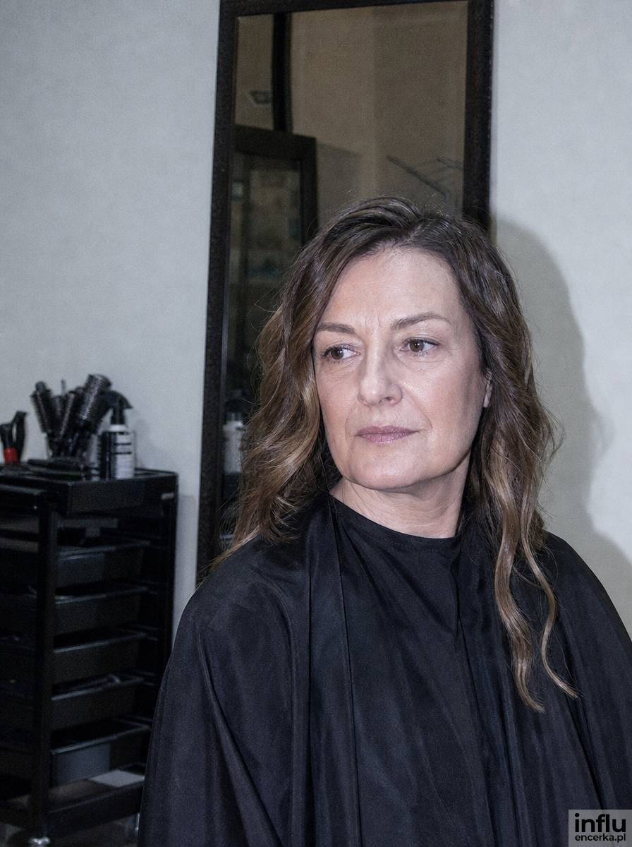 Asymetryczne fale opadające na ramiona - fryzura dla kwadratowej twarzy