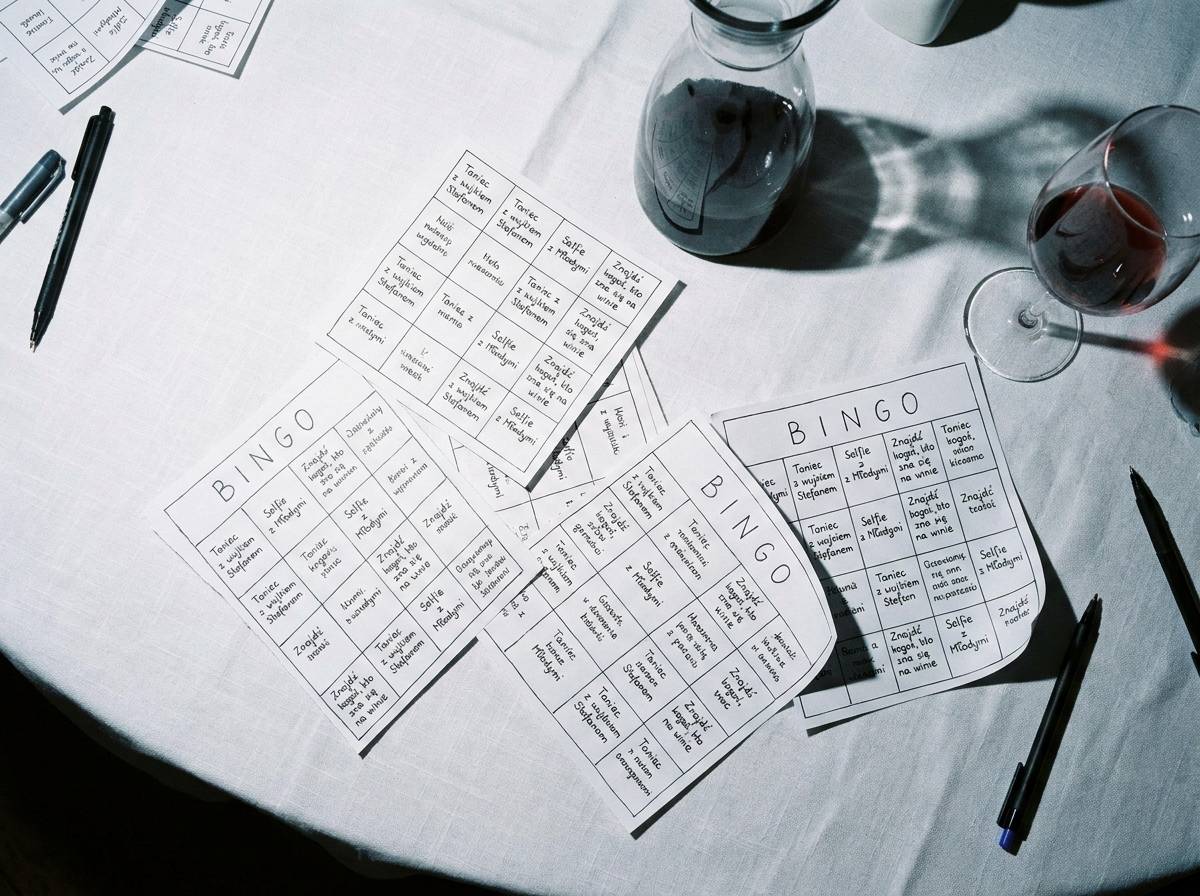 Karty do bingo weselnego z zadaniami dla gości na stole