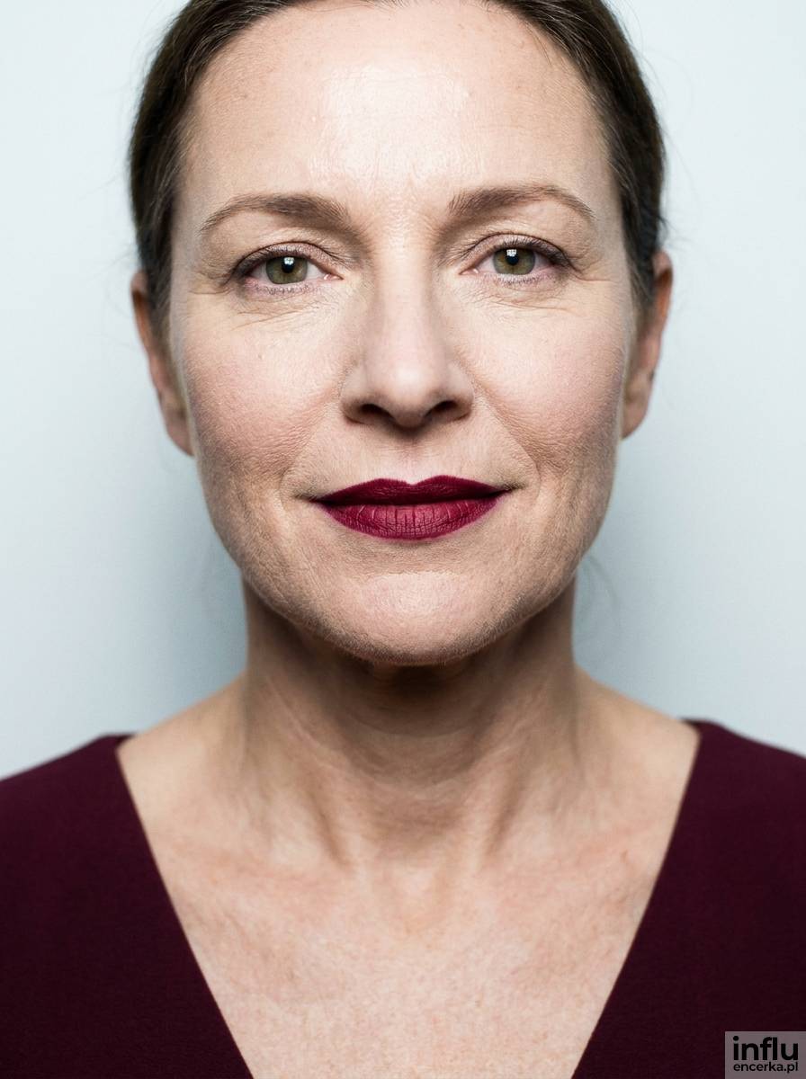 Bordowa szminka ton w ton do głębokiej czerwonej sukienki