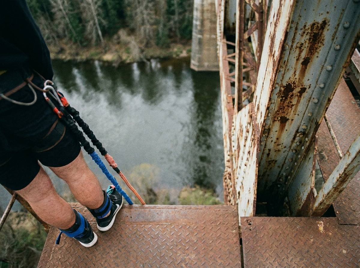 Skok na bungee z wysokiej platformy jako odważny pomysł na rocznicę ślubu