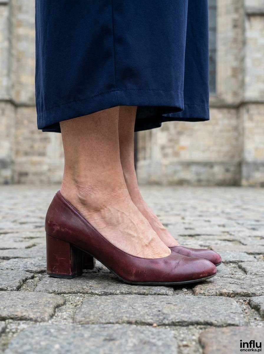 Buty na słupku dobrane do kamiennej kostki przed kościołem