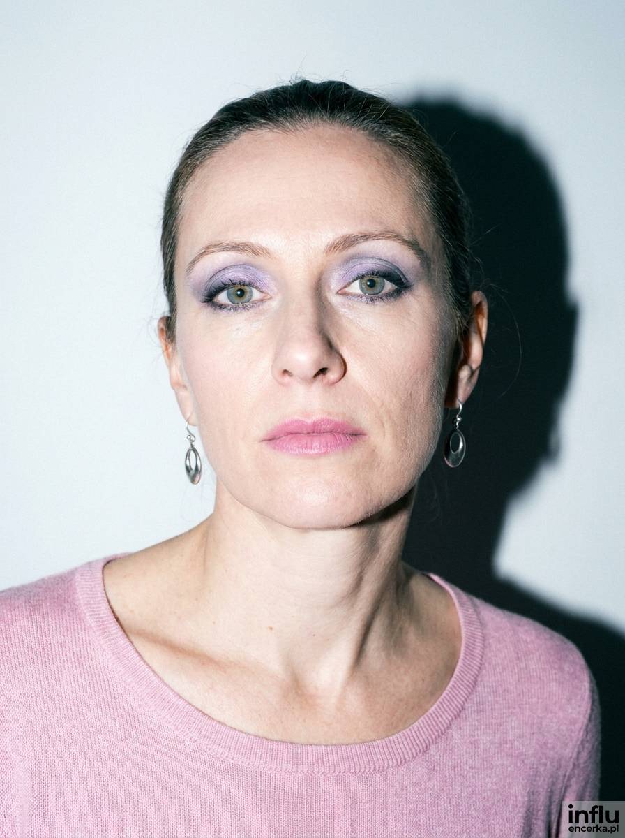 Chłodny makijaż z lawendowymi cieniami do różowej sukienki na wesele