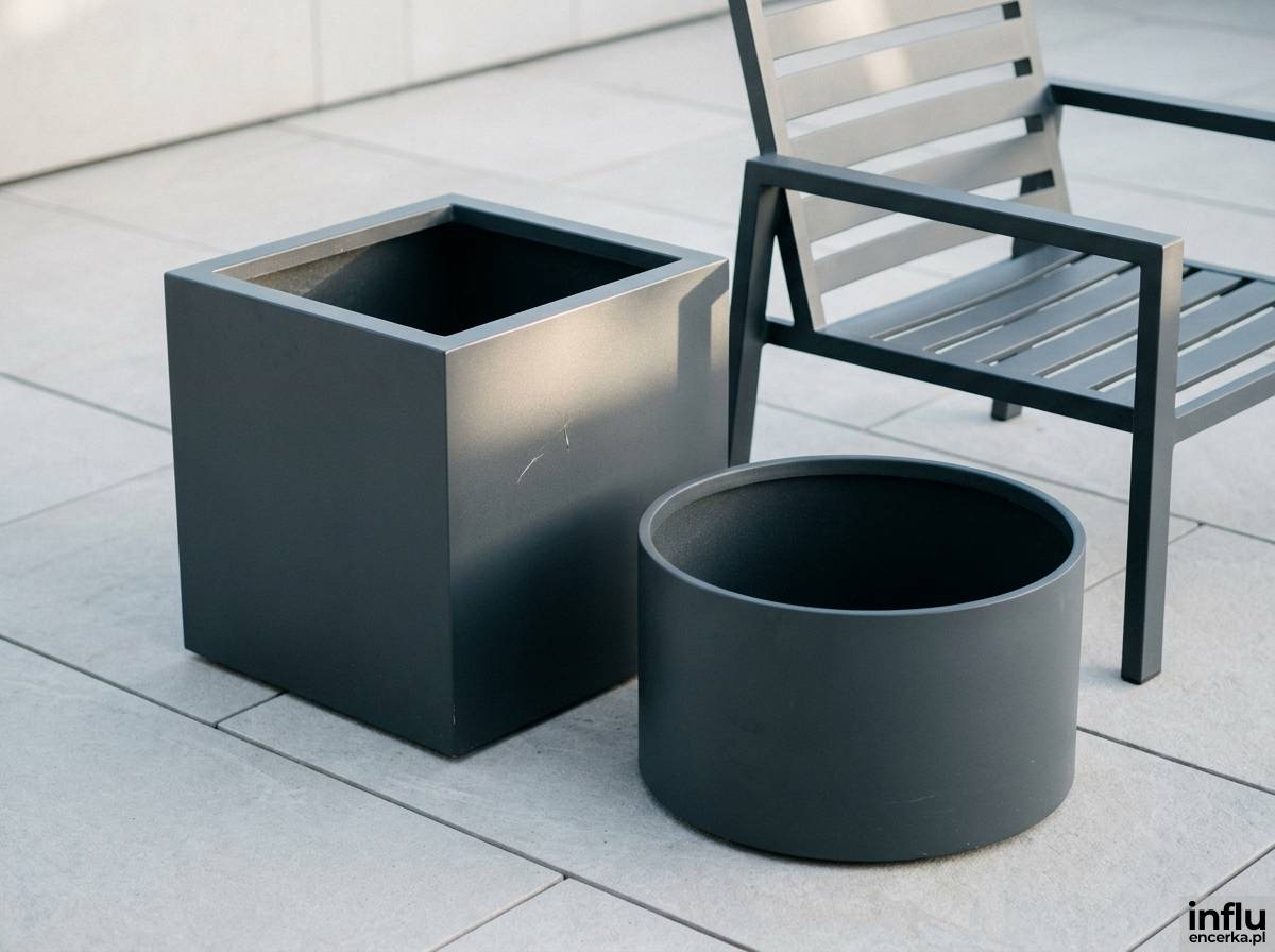 Aluminiowe donice w geometrycznych kształtach na minimalistycznym tarasie