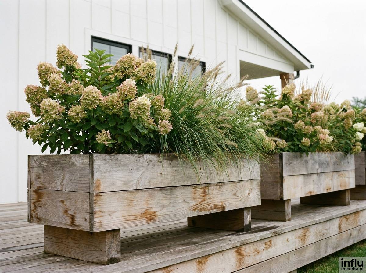 Drewniane donice w stylu modern farmhouse na tarasie przy domu