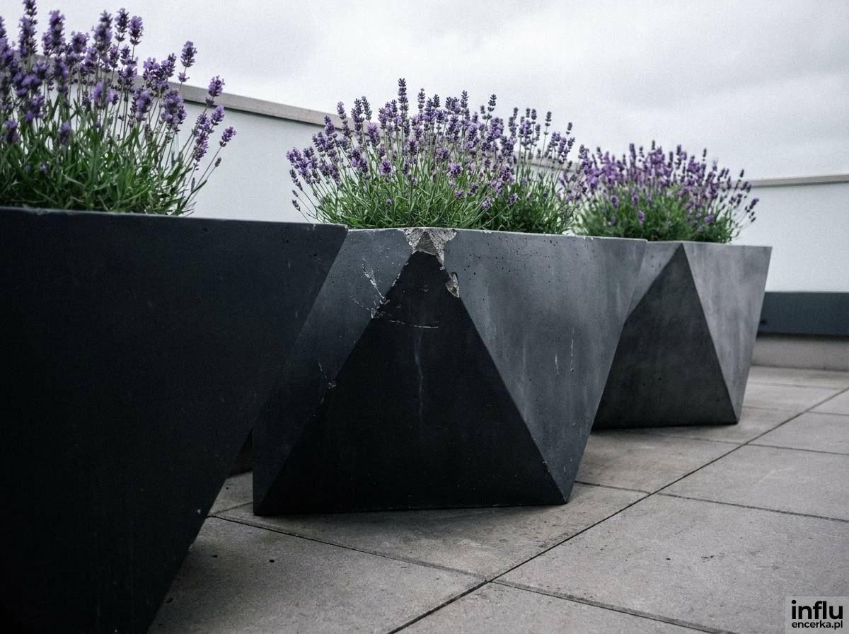 Minimalistyczne, geometryczne donice z lawendą na betonowych płytkach balkonowych