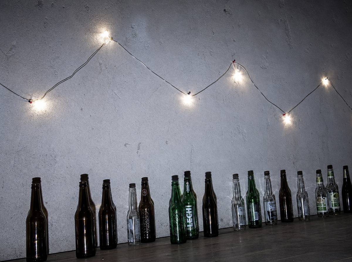Girlanda lampek LED oświetlająca ścianę pustego mieszkania podczas parapetówki