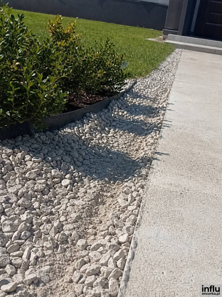 Grys ozdobny jako uzupełnienie chodnika wokół rabaty