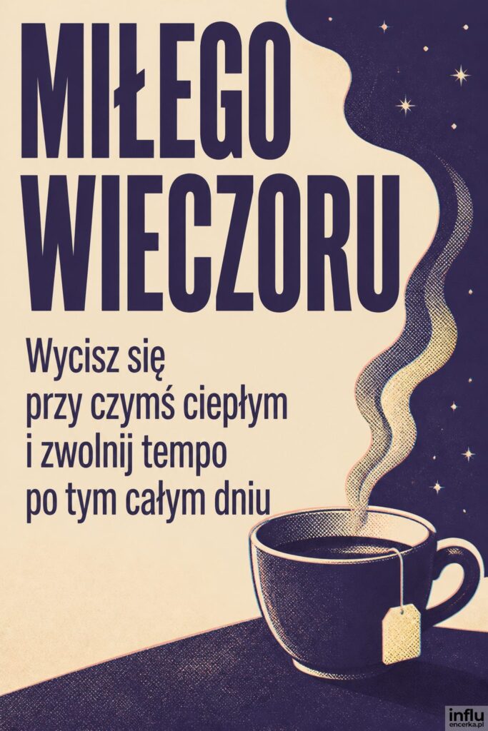 Sitodrukowa filiżanka herbaty w fiolecie i kremie z napisem „MIŁEGO WIECZORU” w bieli.