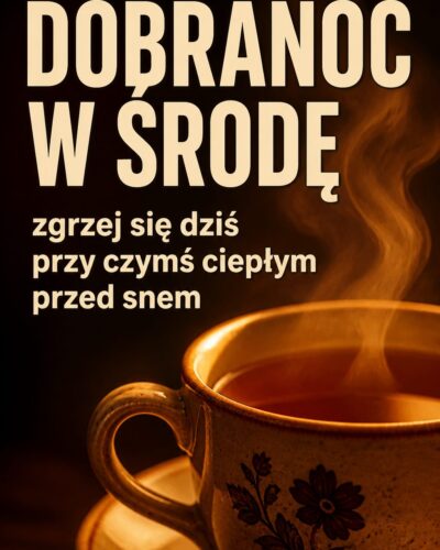 Makro parującej herbaty w ciepłym świetle z nagłówkiem „DOBRANOC W ŚRODĘ”.