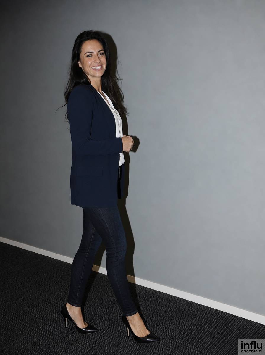 Ciemne jeansy i marynarka jako smart casual stylizacja do pracy
