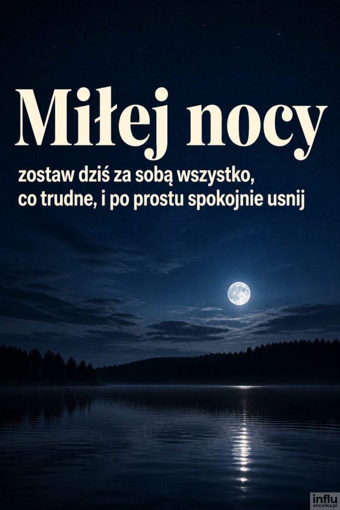Spokojne jezioro nocą z odbiciem księżyca i napisem „Miłej nocy” w jasnej kremowej bieli.