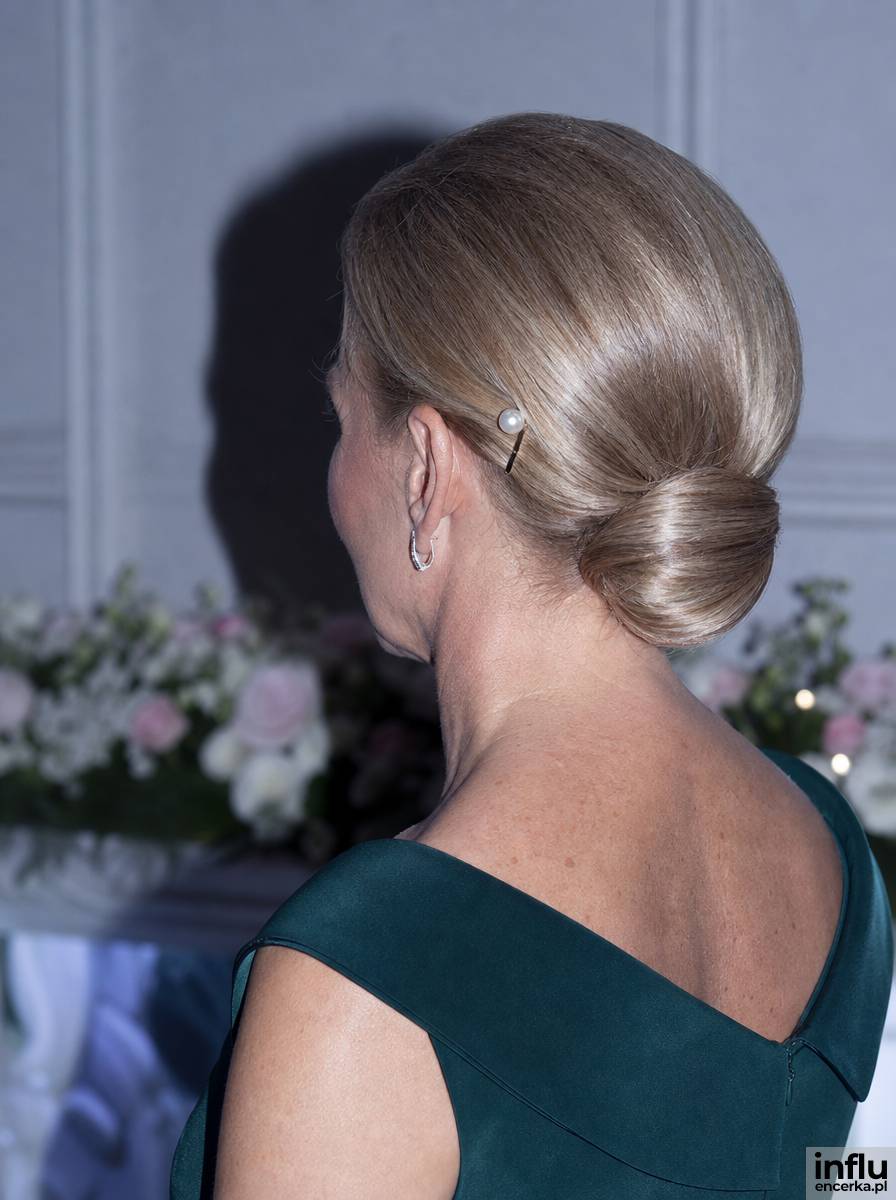 Klasyczny, gładki kok chignon ze spinką z perłą na wesele