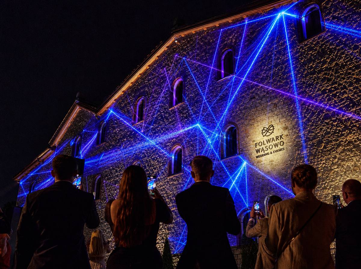 Laserowy pokaz świetlny na elewacji budynku podczas wesela