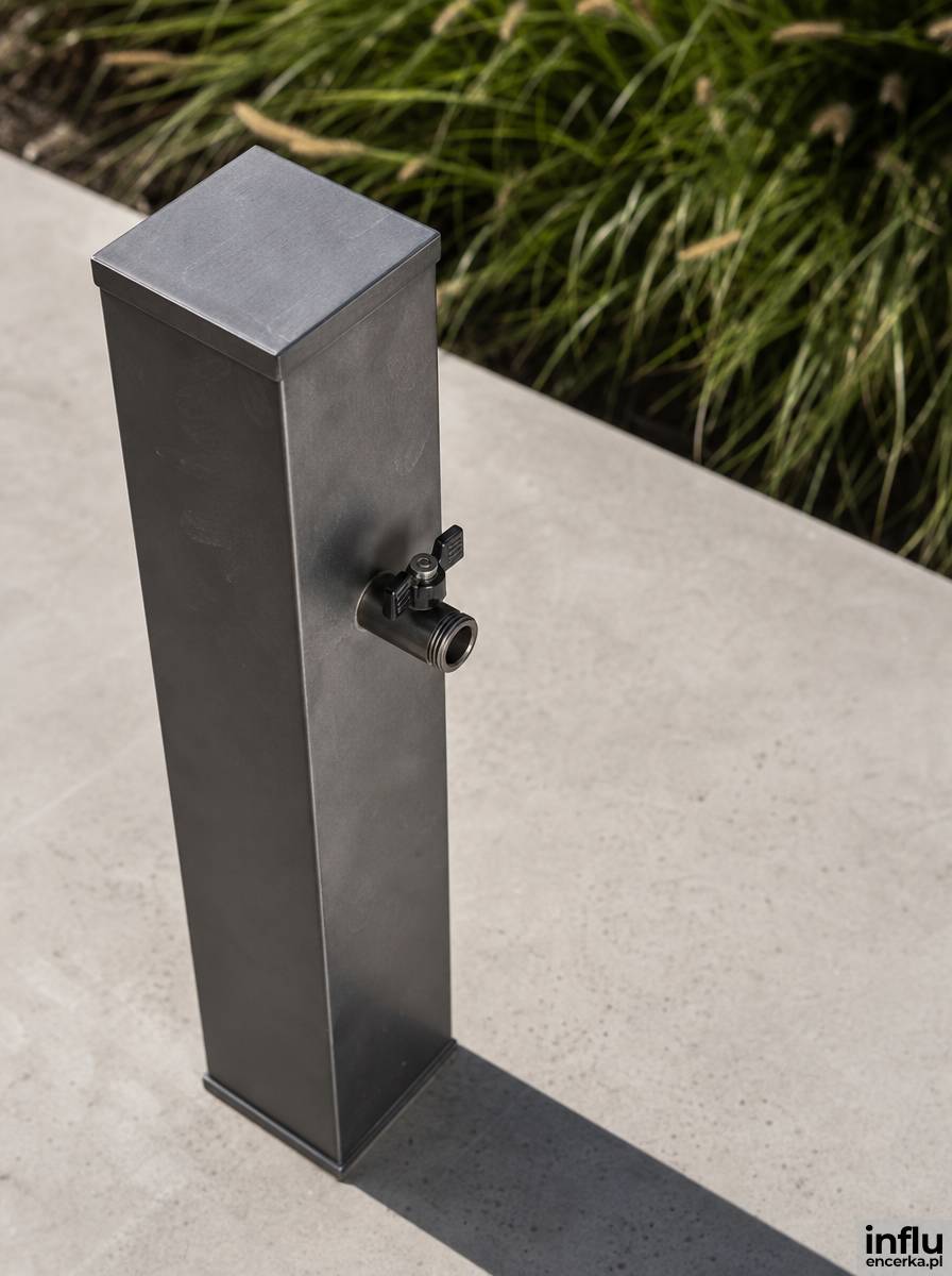Metalowa, minimalistyczna obudowa kranu ogrodowego z profilu stalowego