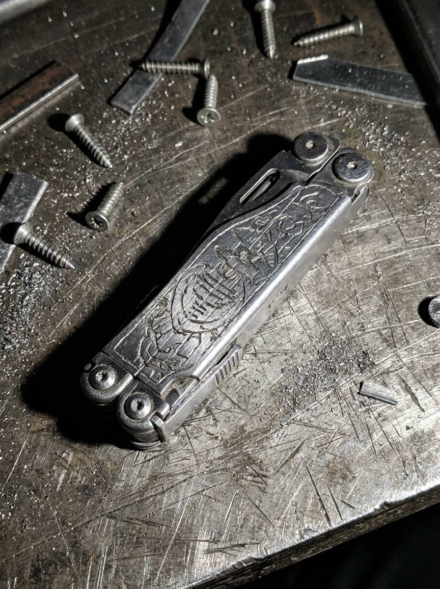 Multitool z grawerowaną rączką jako prezent dla kolegi