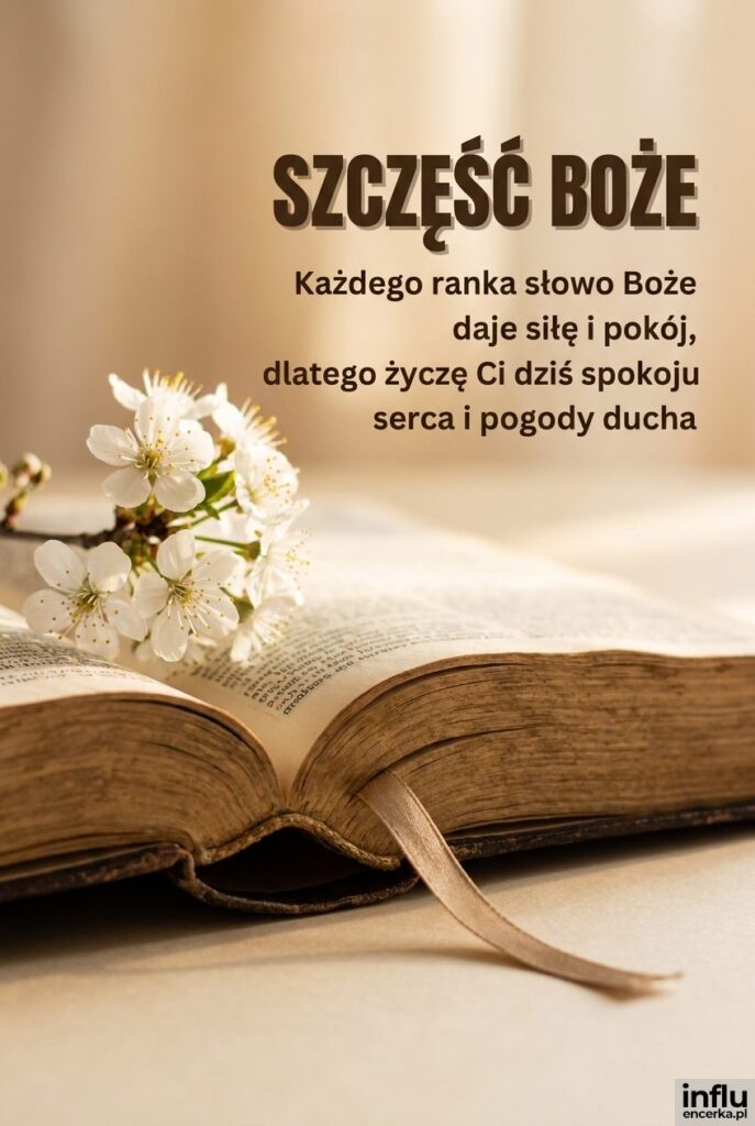 Zbliżenie otwartej Biblii z białymi kwiatami i napisem „Szczęść Boże” w ciepłym świetle.