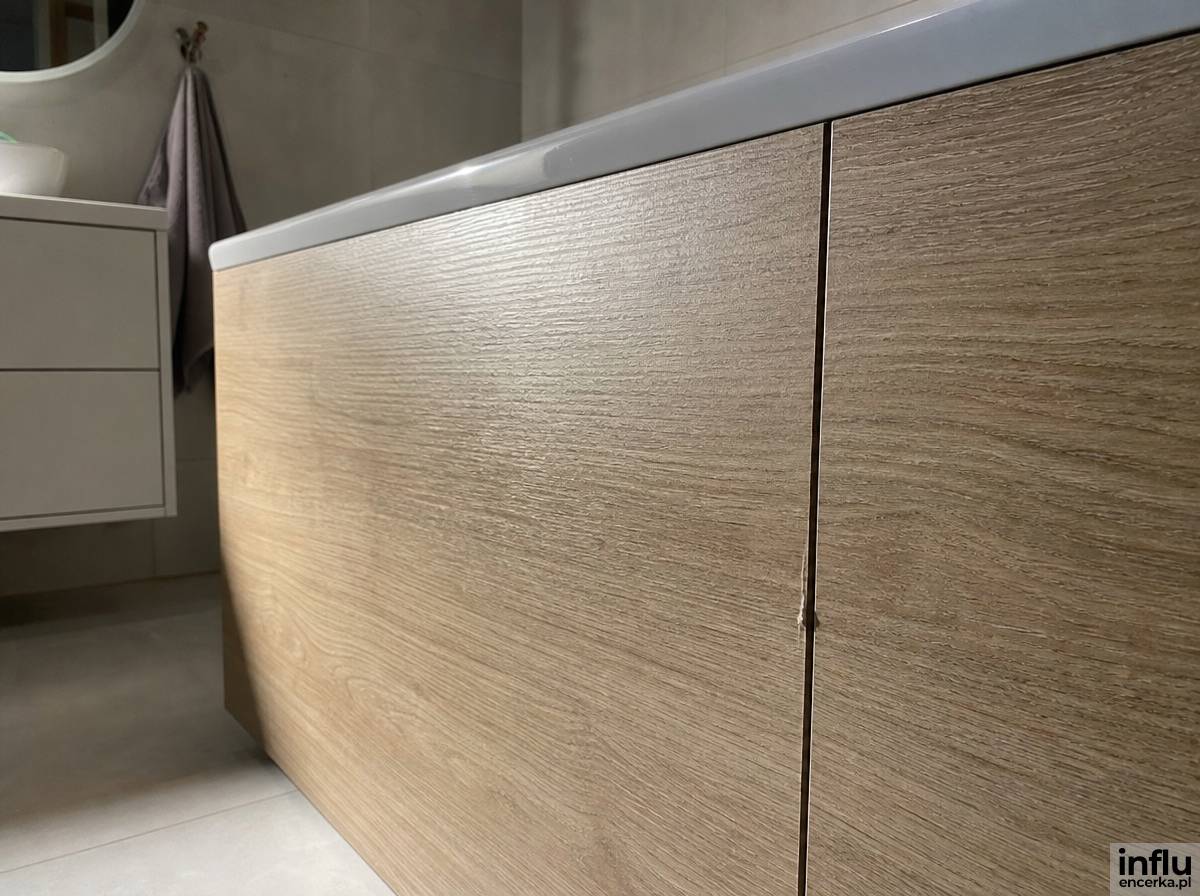 Panele laminowane imitujące drewno jako front zabudowy wanny