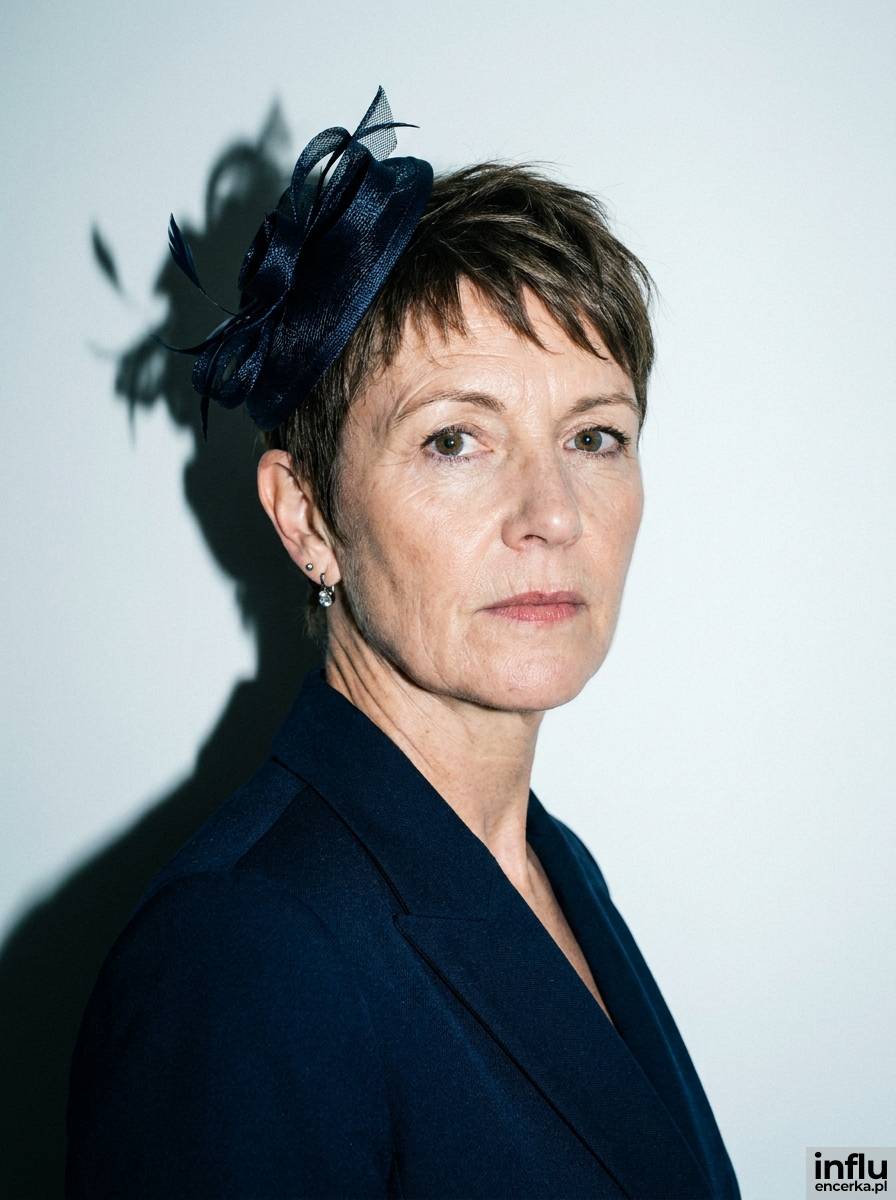 Pixie cut z krótką teksturowaną grzywką i fascynatorem