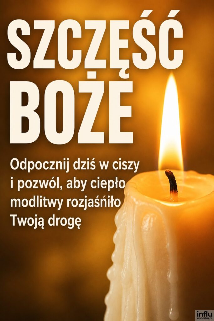 Zbliżenie płonącej świecy w ciepłym świetle z napisem „SZCZĘŚĆ BOŻE" na rozmytym tle.