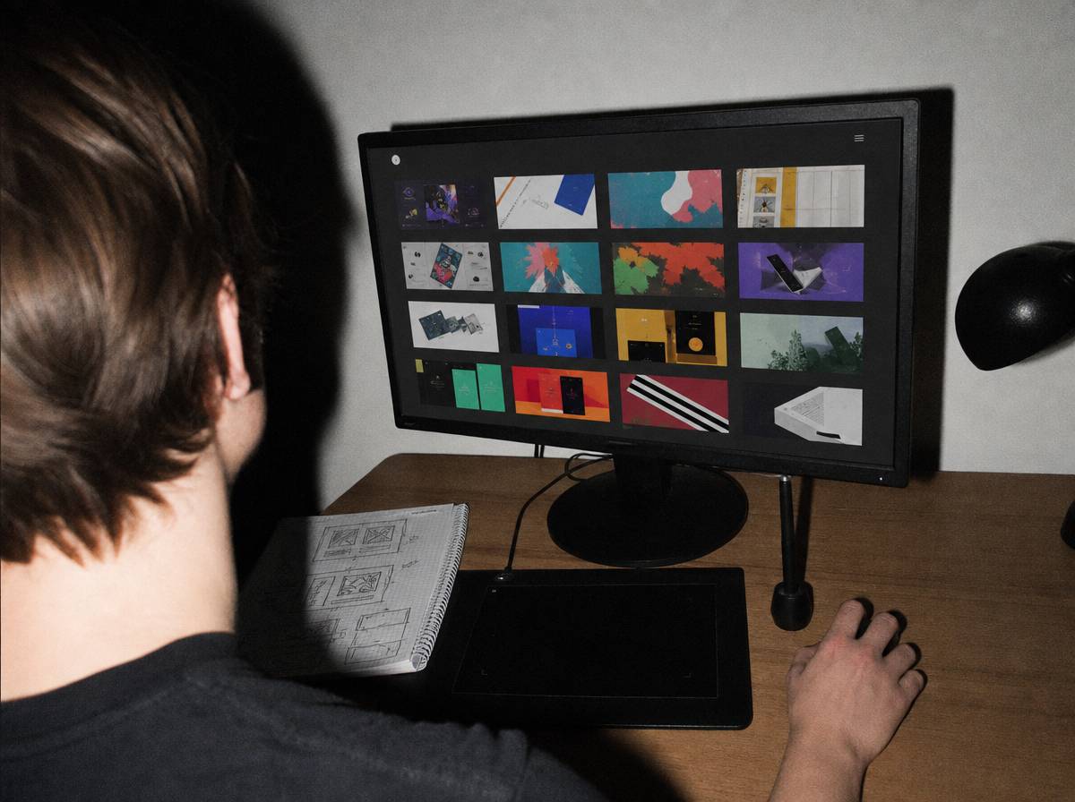 Grafik przegląda siatkę miniaturek portfolio na monitorze