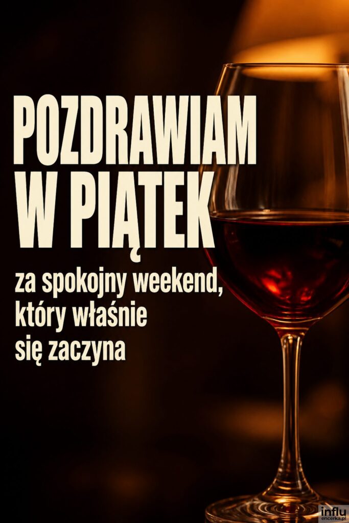 Kieliszek czerwonego wina w ciepłym świetle lampy z napisem „POZDRAWIAM W PIĄTEK”.