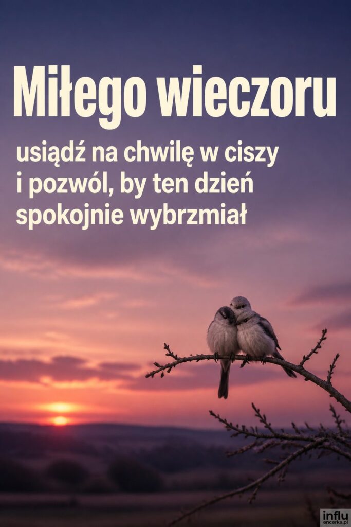 Dwa przytulone ptaszki na gałęzi o zmierzchu z napisem „Miłego wieczoru” w kremowej bieli.