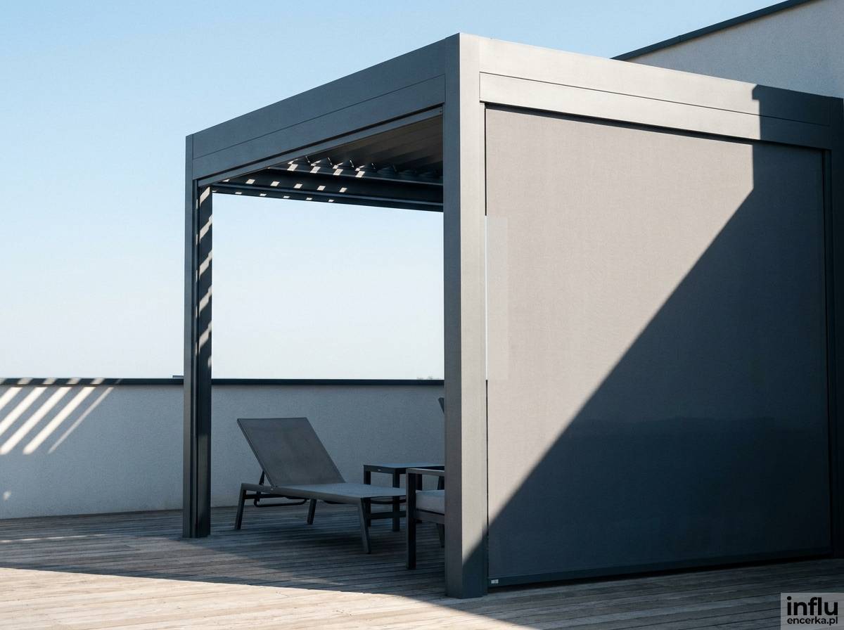 Punktowa pergola z zasuwaną zasłoną przeciwsłoneczną nad małym tarasem