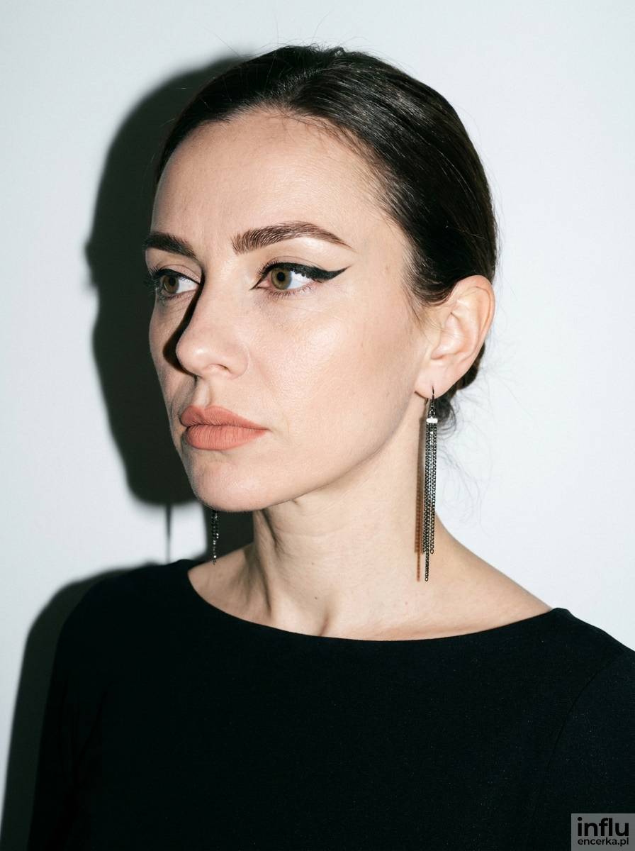 Retro kreska w stylu cat-eye jako makijaż na urodziny z nutą stylistyki retro