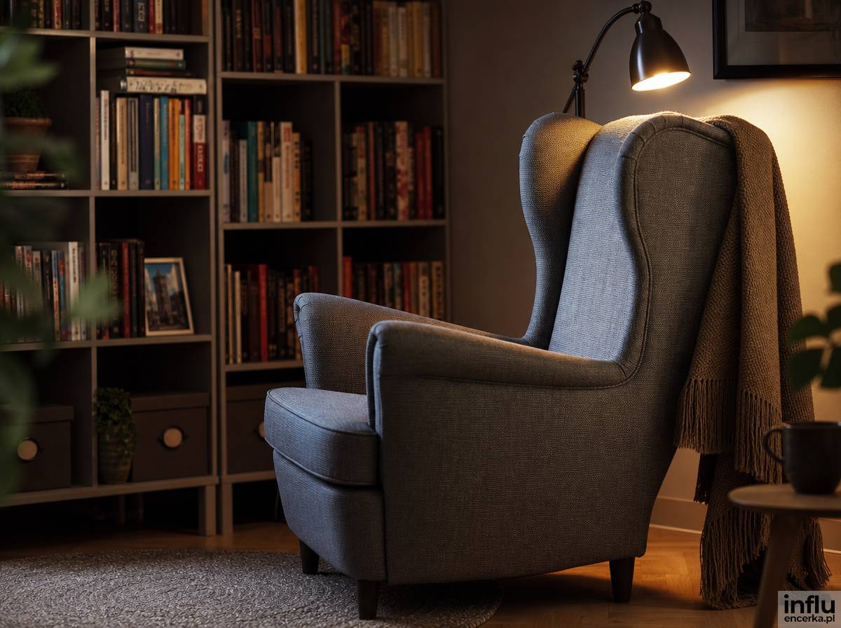 Pokój dzienny z biblioteczką i fotelem uszakiem do czytania