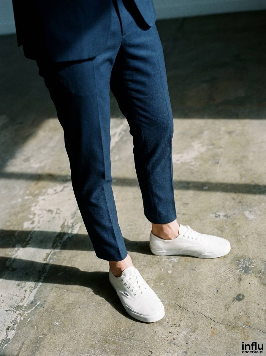 Garnitur slim fit i białe trampki bez skarpetek – dopasowanie nogawki do buta