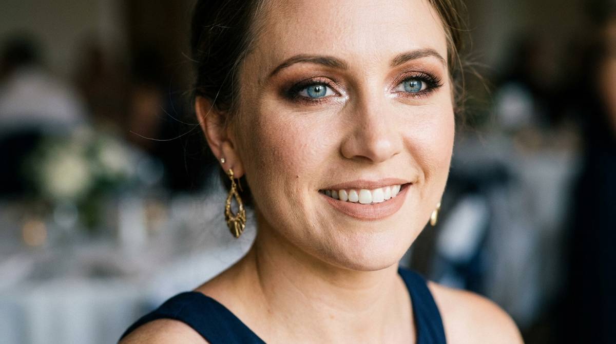 Makijaż na wesele niebieskie oczy - smoky eye w brązach i miedzi