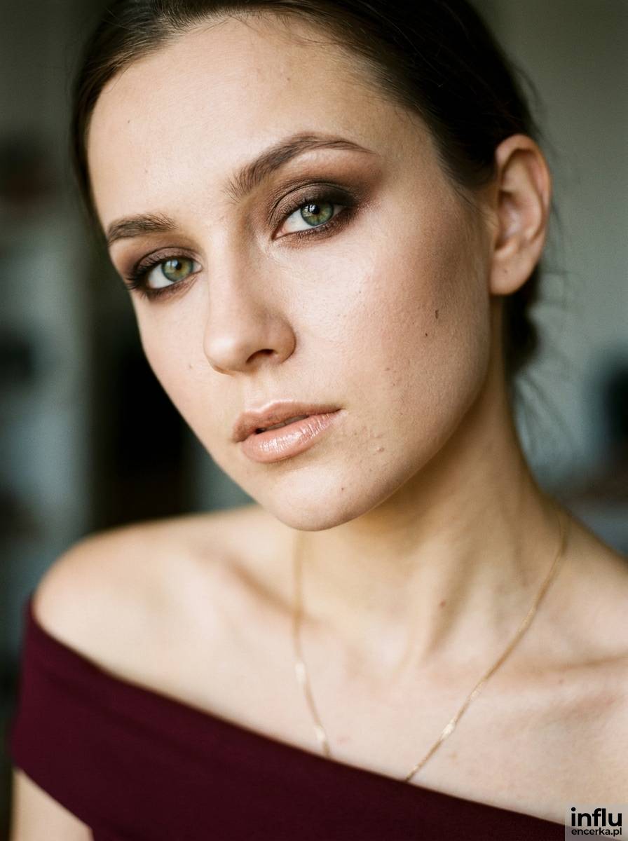 Smoky eye w odcieniach brązu jako makijaż na urodziny podkreślający zielone oczy