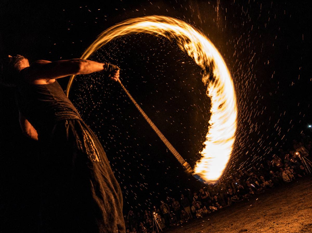 Płonąca smuga ognia podczas pokazu fire show na weselu