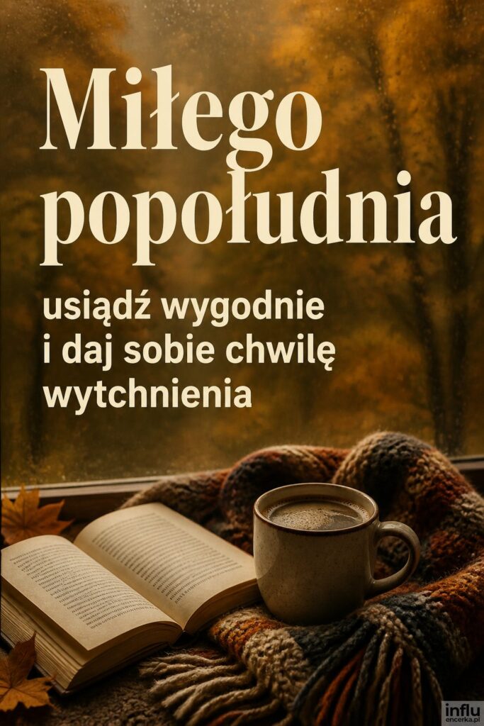 Jesienny stolik przy oknie z kawą i książką za rozmytymi drzewami z napisem „Miłego popołudnia”.
