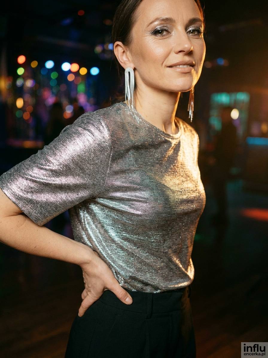 Metaliczna bluzka jako akcent do imprezy z motywem przewodnim disco