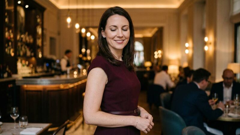 Kobieta w eleganckiej sukience bordo jako inspiracja, jak się ubrać na 30 urodziny