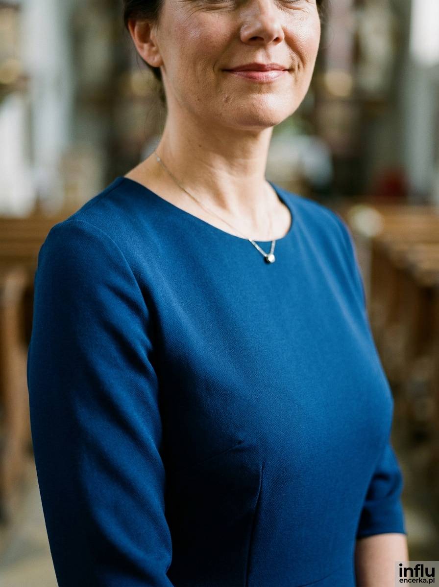 Sukienka z rękawem 3/4 na formalny ślub kościelny dla kobiety po 40