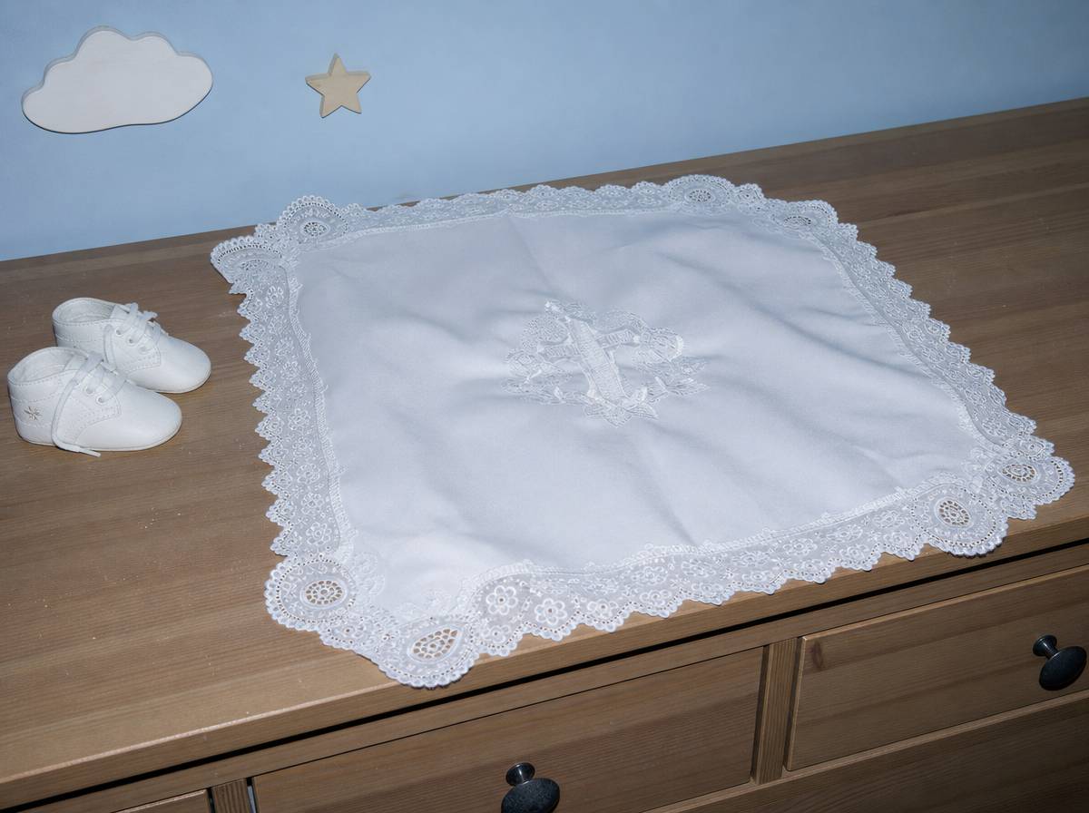 Biała szatka chrzcielna przygotowana i rozłożona przed uroczystością