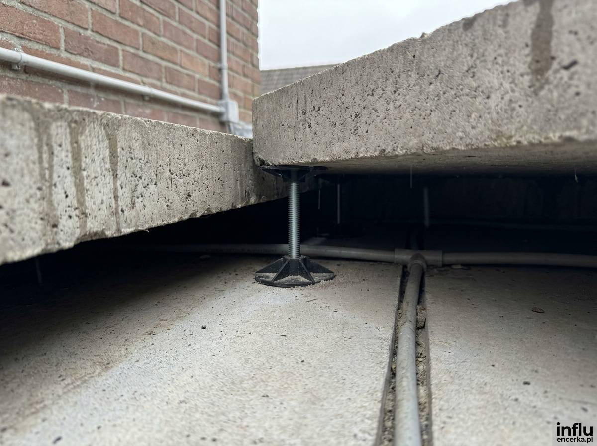 Montaż tarasu z płyt betonowych na regulowanych wspornikach