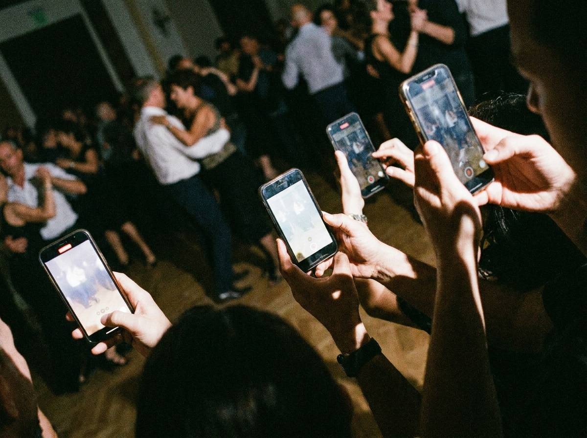 Goście nagrywający wspólny teledysk telefonami na weselu
