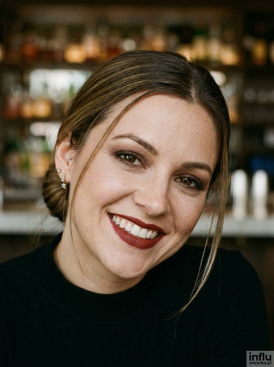 Upięcie włosów i wieczorowy makijaż smoky eye dopełniające stylizację