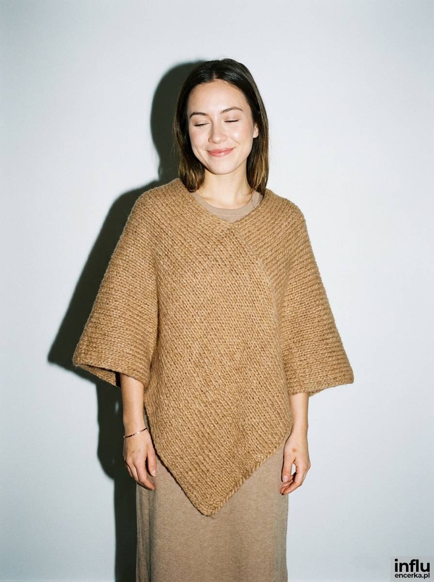 Wełniane poncho na sukience jako okrycie do stylizacji na wesele zimą