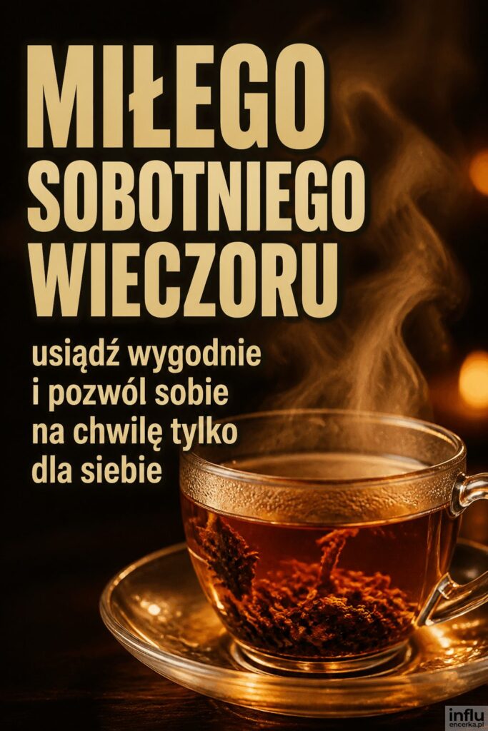 Zbliżenie parującej filiżanki herbaty z napisem „MIŁEGO SOBOTNIEGO WIECZORU” w piaskowym kolorze.