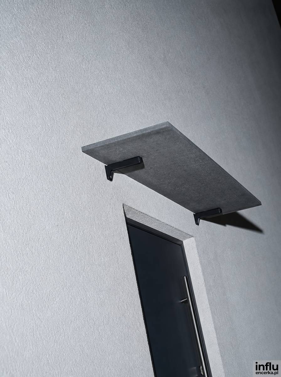 Płaskie minimalistyczne zadaszenie nad drzwiami wejściowymi