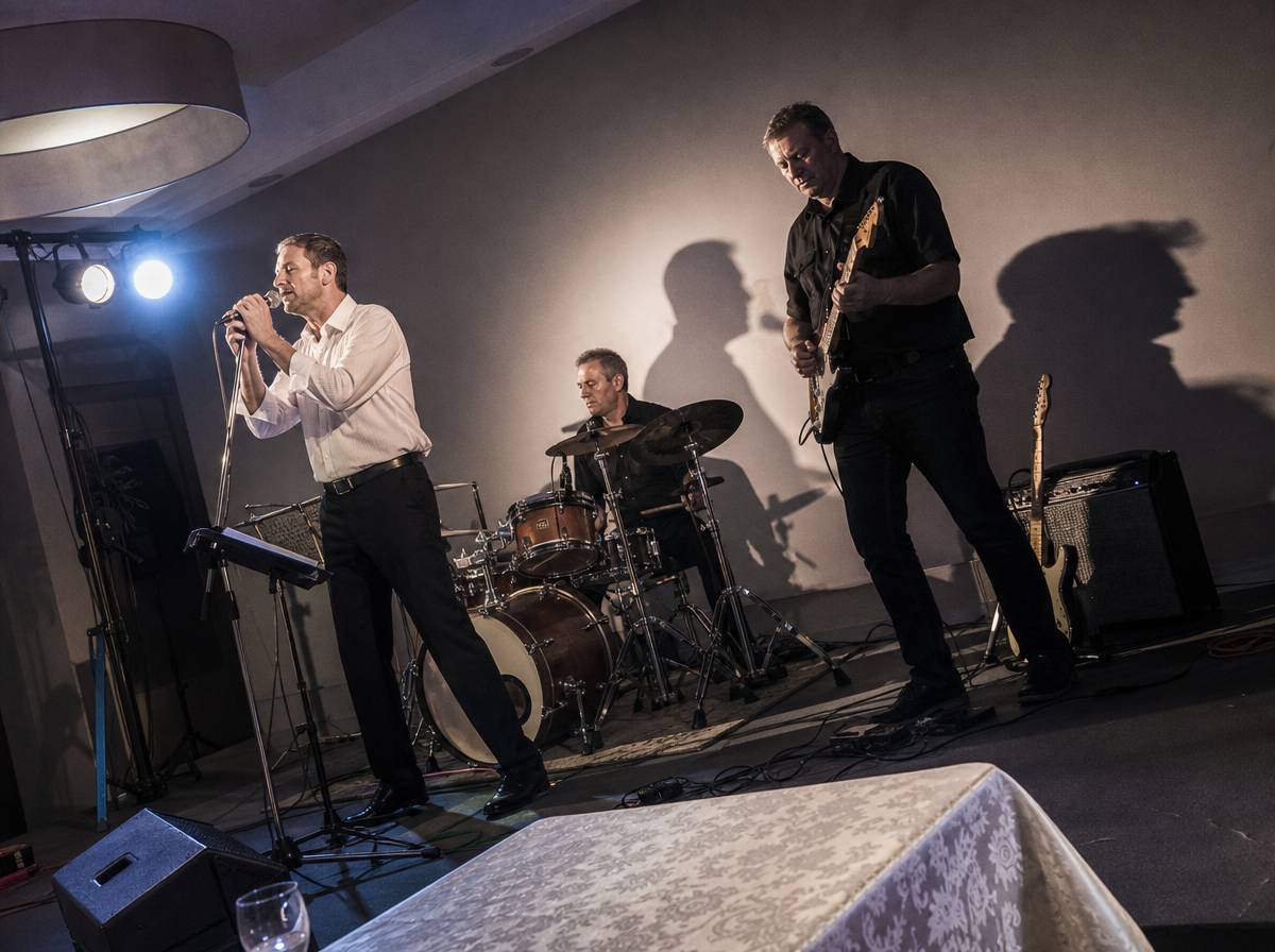 Zespół muzyczny na żywo grający podczas przyjęcia z okazji 50 urodzin