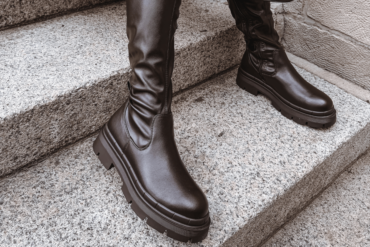 Czarne, wysokie buty damskie