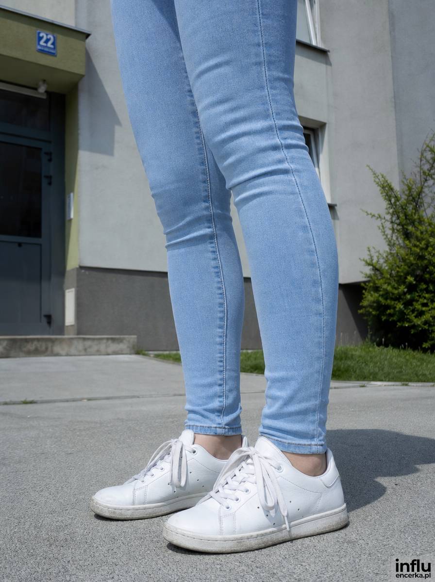 Nogawka spodni skinny sięgająca kostki, ściśle przylegająca do łydki